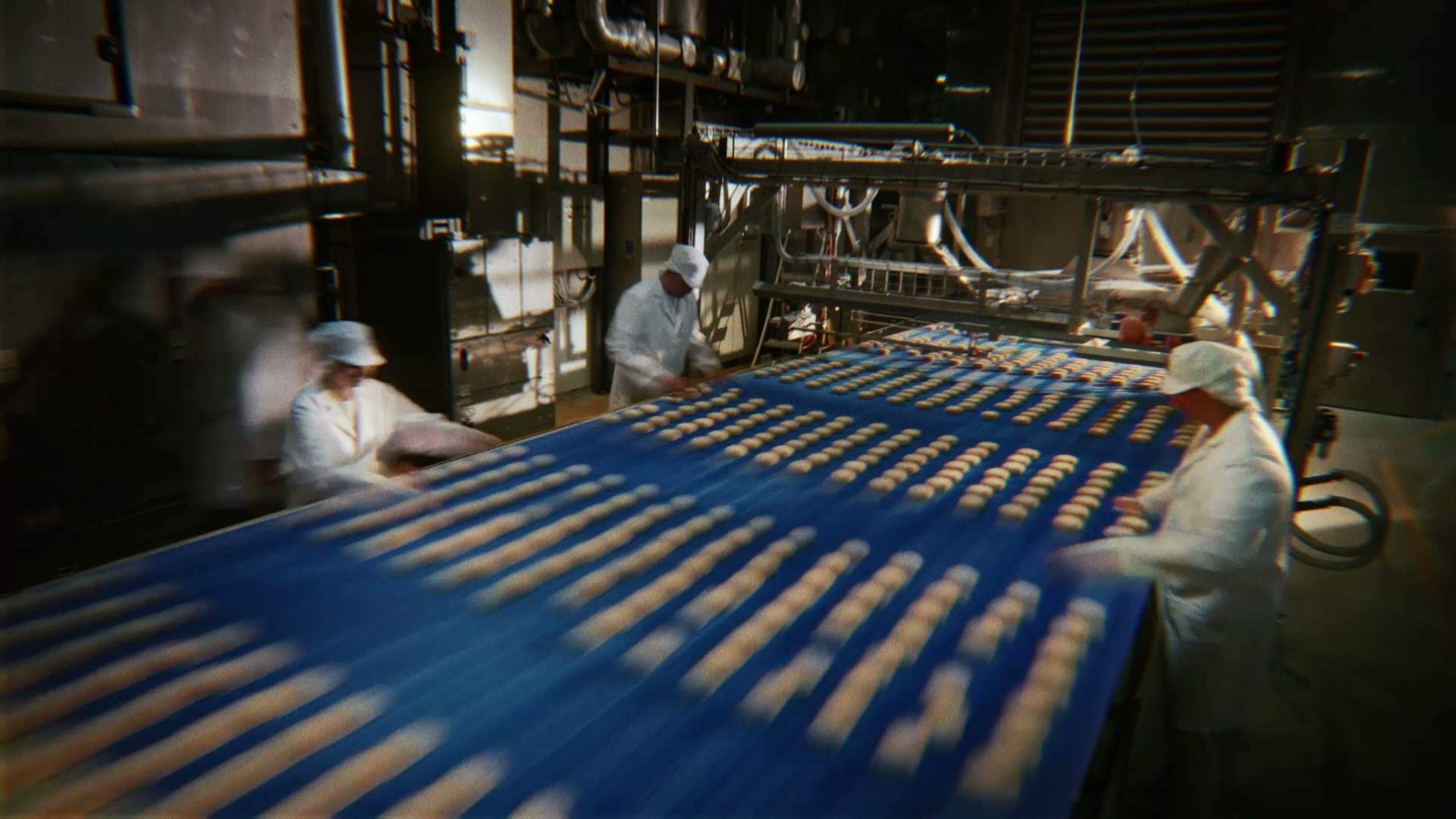 Wypiek bułek na linii produkcyjnej w piekarni to proces wymagający dokładności i doświadczenia